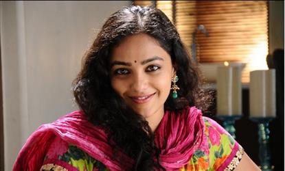 பிரபல நடிகரின் மகனை வளைத்து போட்ட மேனன் நடிகை 